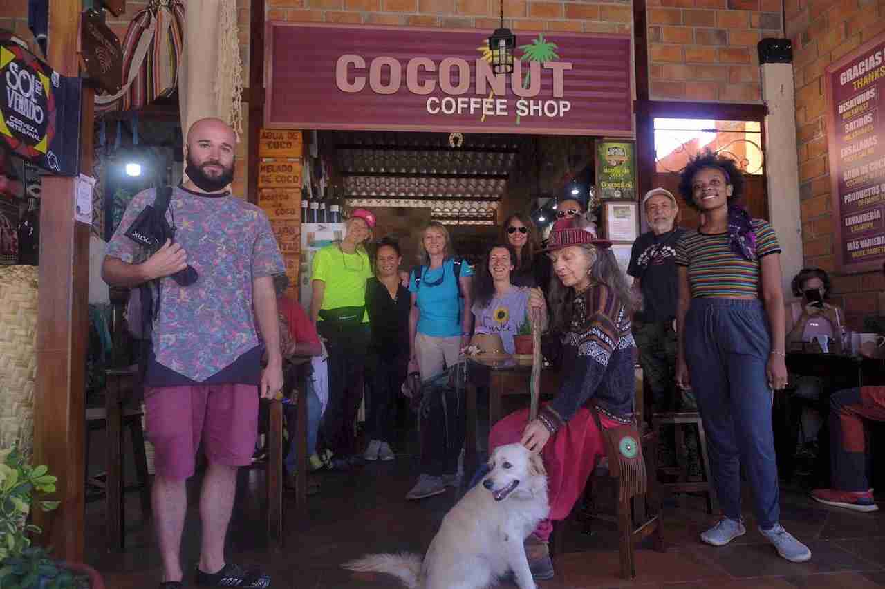 Clientes en Coconut Coffee Shop. Tienda de productos naturales en Vilcabamba.