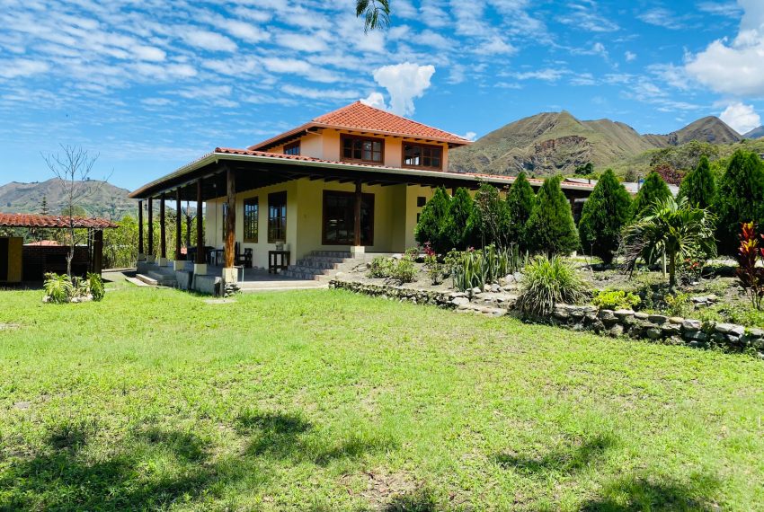 Hermosa casa en terreno plano a pocos minutos de Vilcabamba