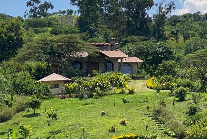 Encantadora casa en Mollepamba, cerca de Vilcabamba. Real Estate Vilcabamba