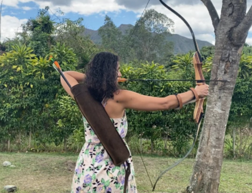 El Mandango en Vilcabamba como fondo de una actividad al aire libre en Vilcabamba, el tiro con arco y flecha