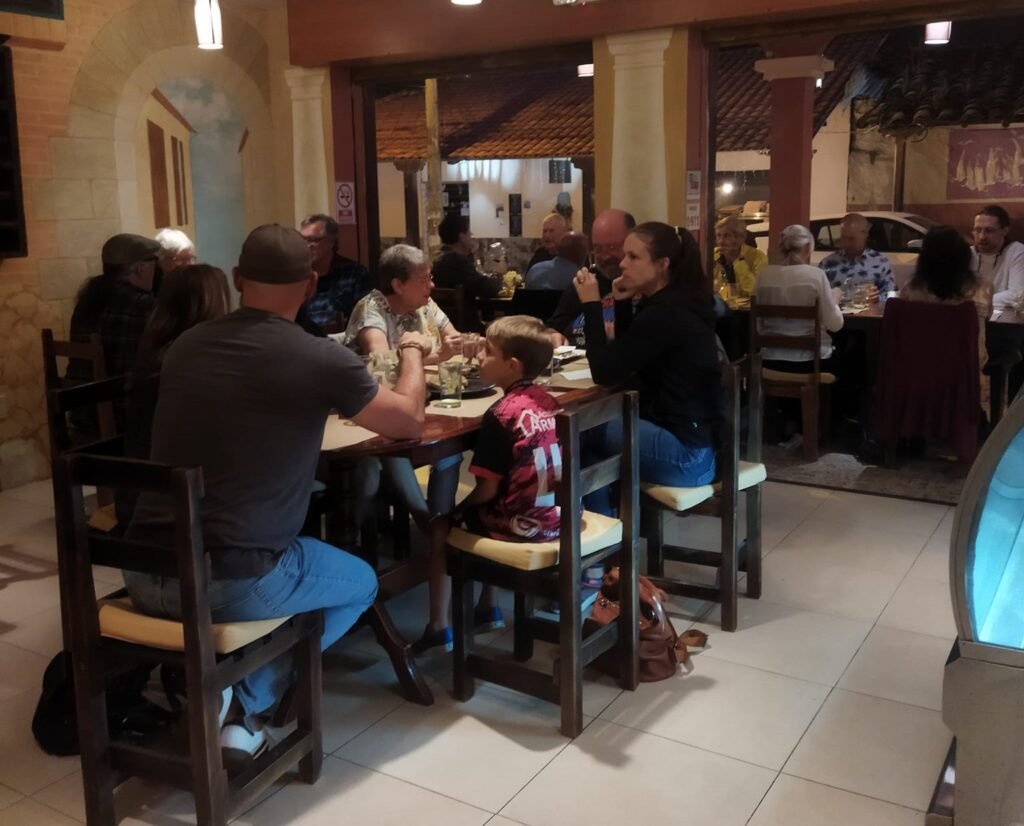 Familias y amigos en el Restaurante de cocina italiana Mamma Silvia en Vilcabamba, Ecuador