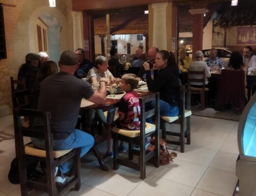 Familias y amigos en el Restaurante de cocina italiana Mamma Silvia en Vilcabamba, Ecuador